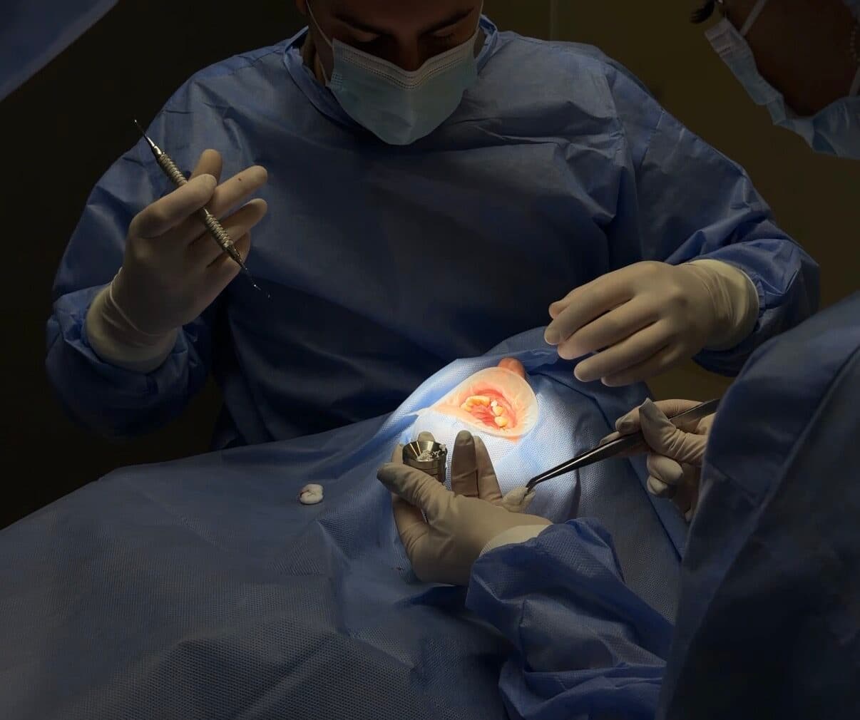 Лікар-стоматолог Данило Приходько під час встановлення зубного імпланта в клініці у Львові